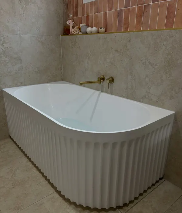 Fluted freestanding bath installed and connected