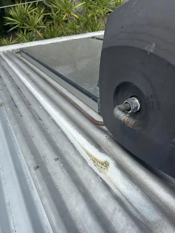 Gutter line and roof sheeting at the edge of a metal roof
